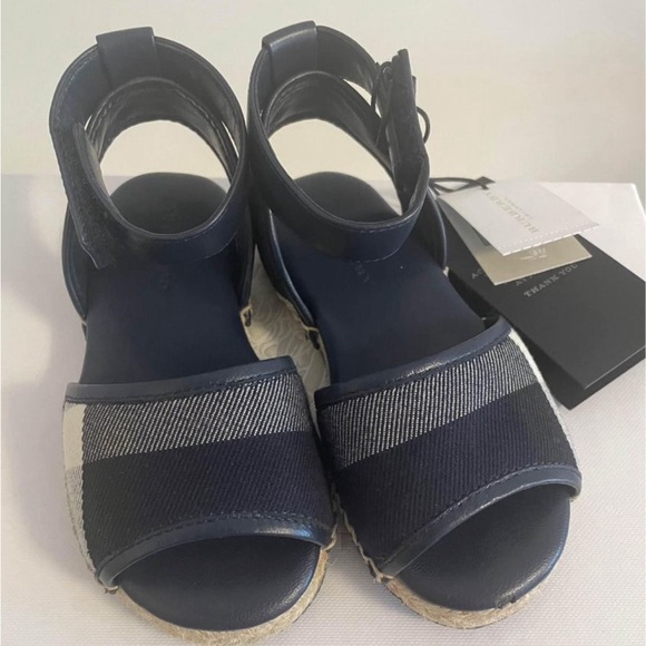 Burberry girls sandals - Picture 2 of 7
